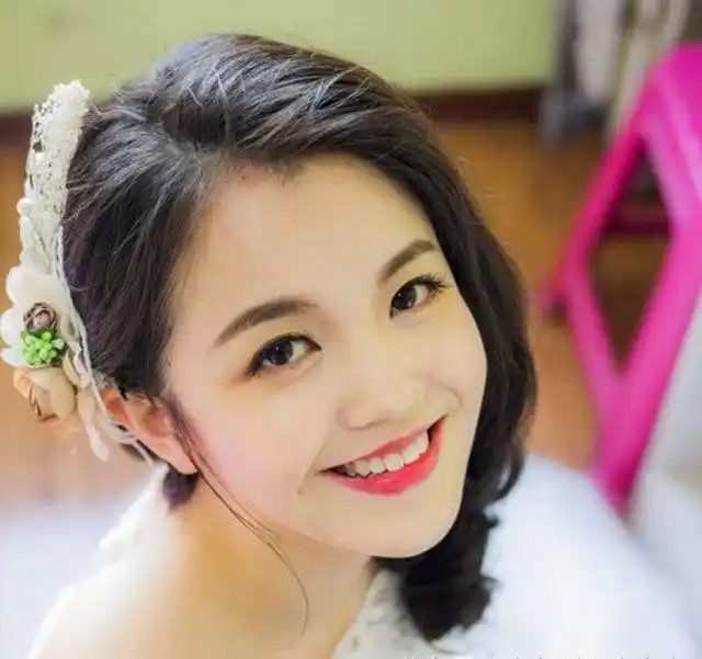 婚礼马上开始,两人脸上都是笑容