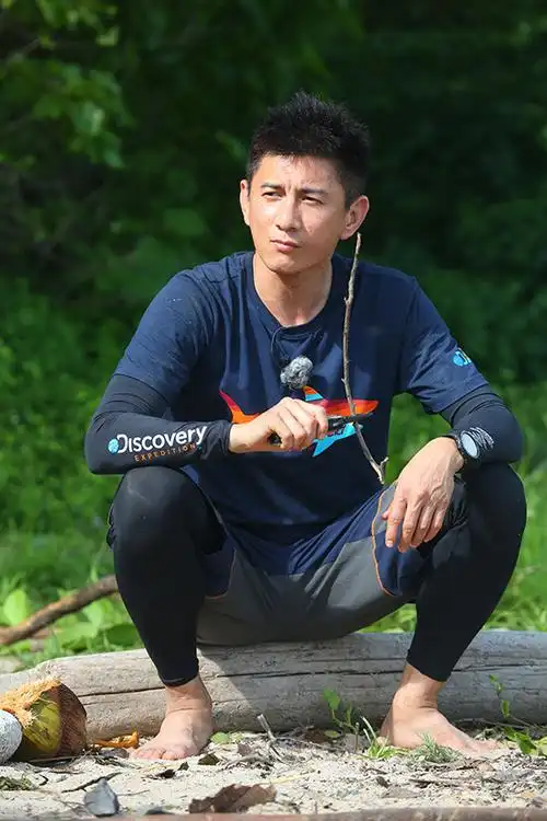 《我们的法则》吴奇隆半裸秀肌肉 现"霹雳虎"风采