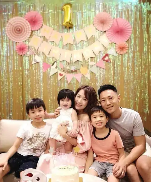 不过在嫁给丈夫12年间,邝文珣也是生了两儿一女,可以算得上是人生赢家