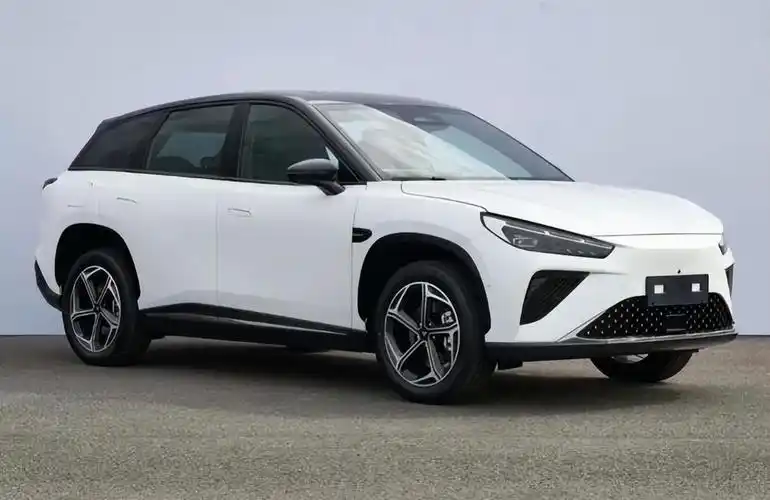 哪吒l是哪吒汽车山海平台首款suv,如今宣布 4 月开始交付,可以说终于