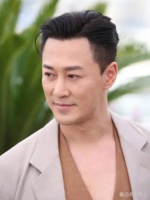 看着这样的林峰我有一个非常强烈的感受,很想把他的妆给卸了.