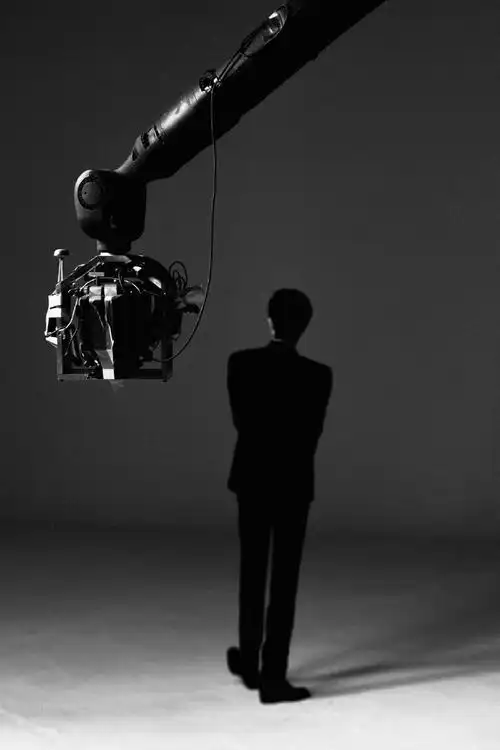 肖战黑西装背影