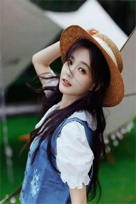 幸运的是,"天道酬勤",在中学时期,李一桐成功考入了深圳的一所艺术