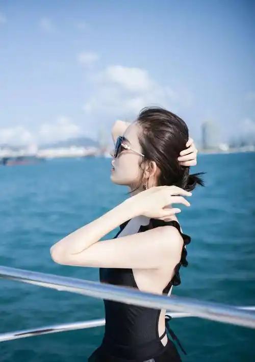 古力娜扎黑色裸背泳装照,这才是夏天的样子!_身材_游艇_时尚