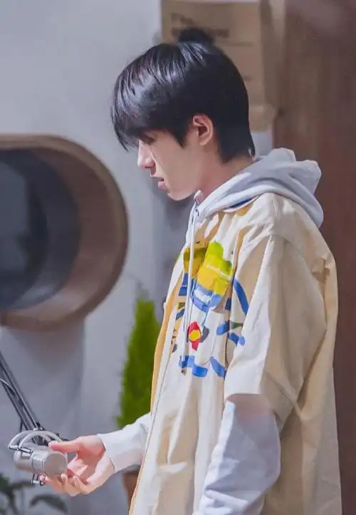 易烊千玺不仅在荧幕上展现出超群的演技,更在日常生活中展示了与众不