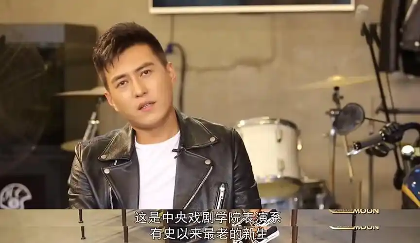 后来,作为学长的刘烨还曾经调侃到: "靳东是中戏有史以来最老的新生.