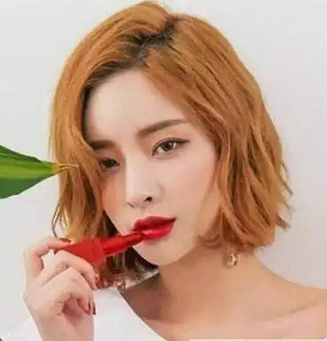 发型  波波头是经典短发发型,女生的发质柔软细腻,三七分设计打造出