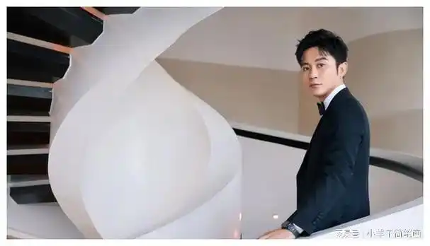 42岁李晨上海低调遛娃简易婴儿车显朴实女儿清秀似父