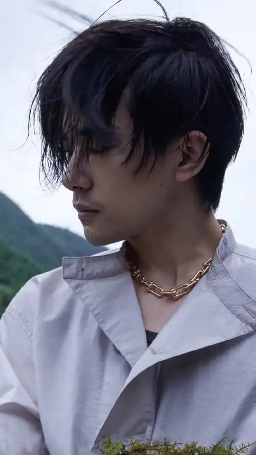 易烊千玺t六月刊封面##易烊千玺t六月刊成熟感大片