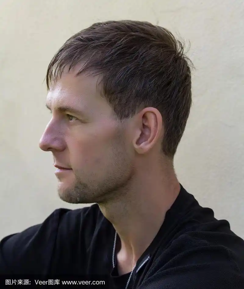 侧面是英俊的年轻人的肖像