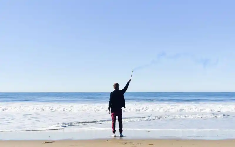 又是一个人在海边看风景