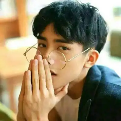 qq男生戴眼镜头像帅气