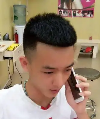 一款露额头的剃鬓角翘立短发发型,既有几分瓜子头的清爽又带着点飞机