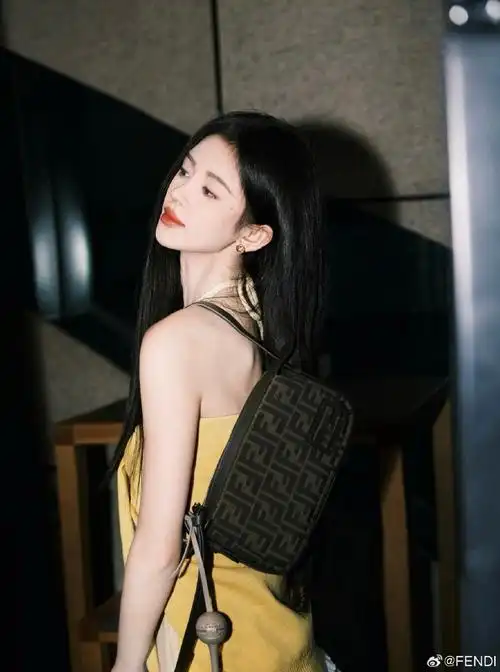 鞠婧祎超话jjy#鞠婧祎千香引#jjy#鞠婧祎#    "月光透光窗 光撒在集齐