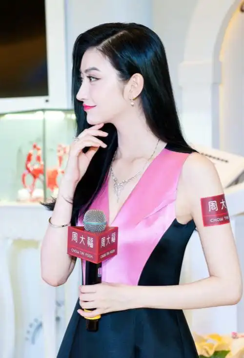 景甜深v出席周大福活动 粉面桃唇全程甜笑(图)