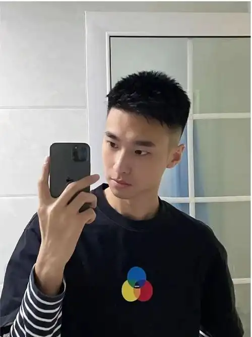 今夏最火男士发型有哪些寸头分头精神时尚潮流染发很吸引眼球