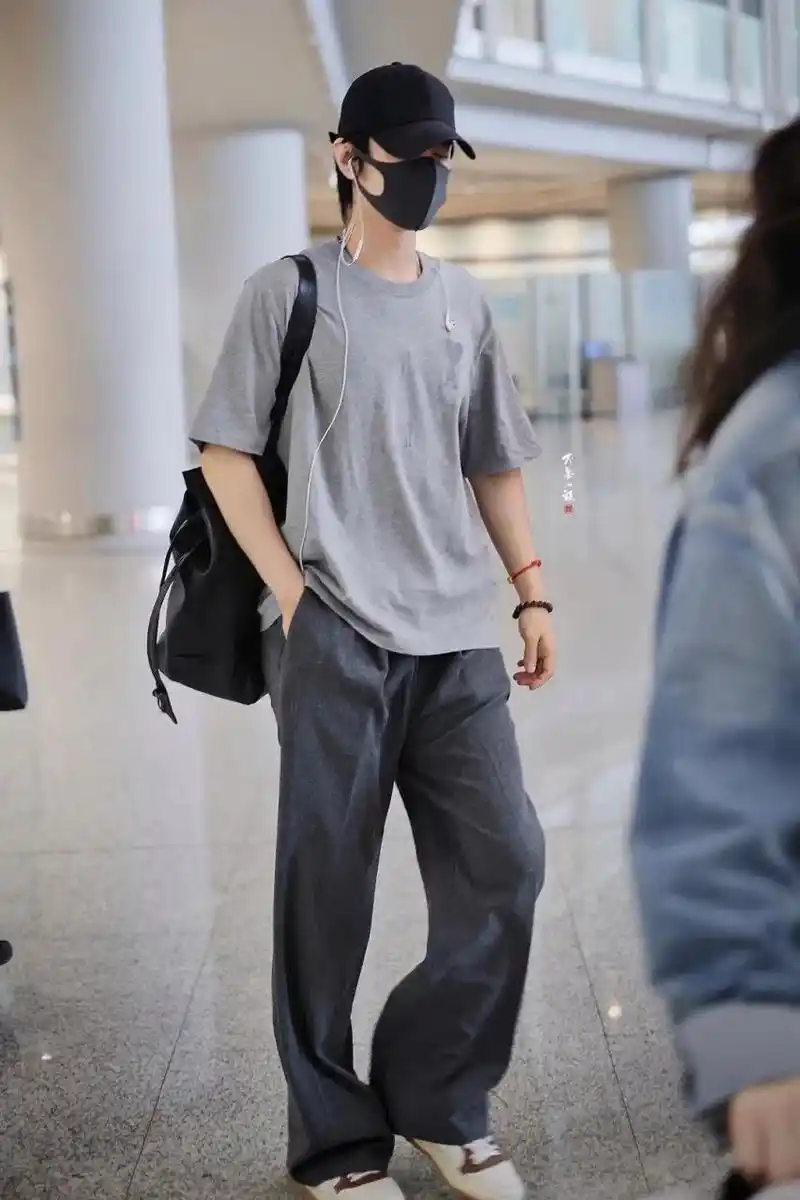 肖战 我说这两张全身照直接封神 同意的请舔屏