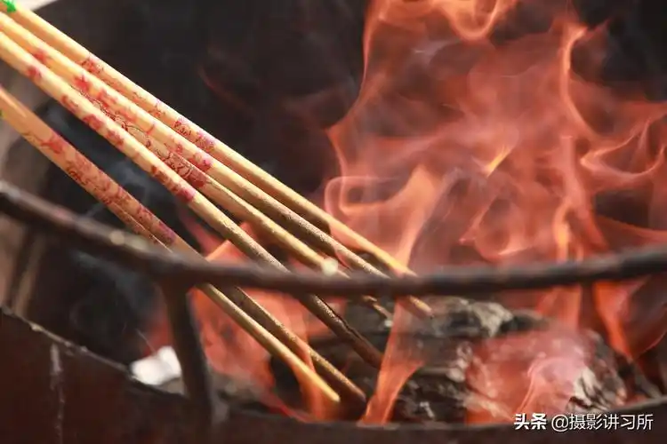 善良的香客—既想烧高香又怕花钱多 每个人诉求各种各样
