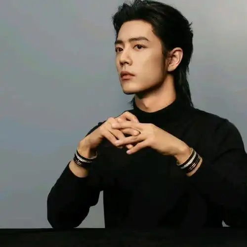 肖战的帅气丝毫不输往昔,反倒增添了更多成熟稳重的魅力,霸气展露无疑