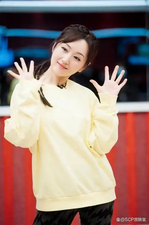 杨钰莹的"独居生活"火了:养花种菜,与狗相伴,治愈了很多人