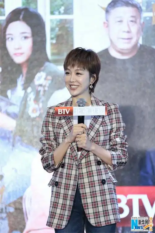 《美好生活》开播 李小冉赞张嘉译"很有魅力"