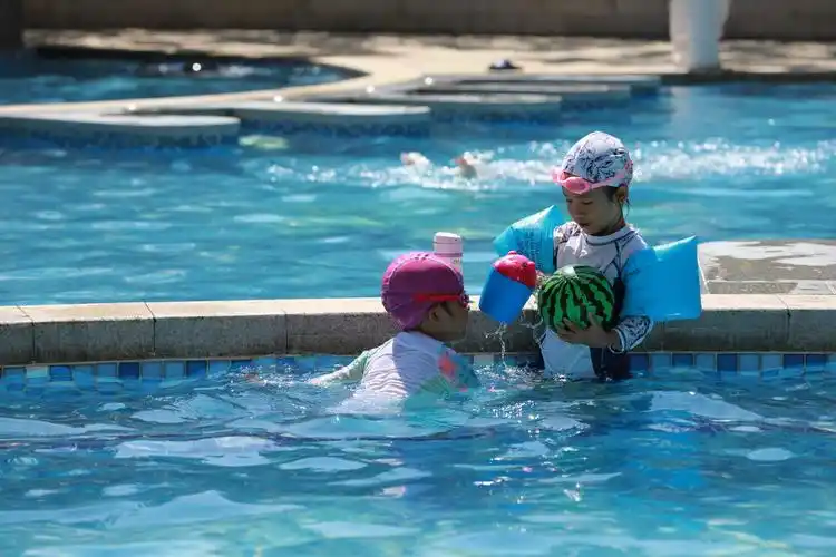 和我的小伙伴一起去游泳