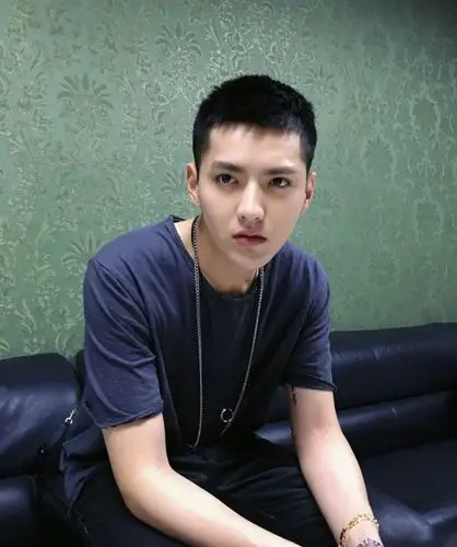 吴亦凡圆寸头帅气写真