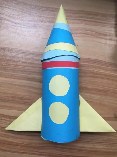 制作工具:小矿泉水瓶,剪刀,双面胶,彩色a4纸,胶水,尺子.