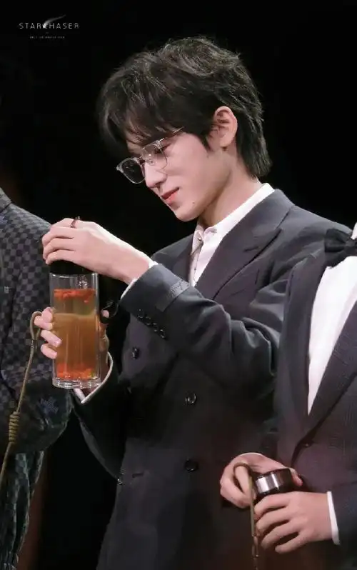 与宋亚轩共赴微博之夜##宋亚轩推眼镜