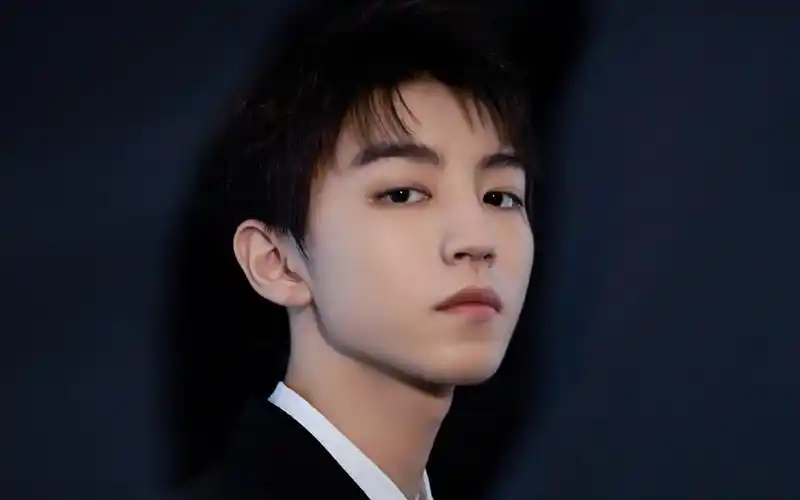 王俊凯帅气西装写真桌面壁纸