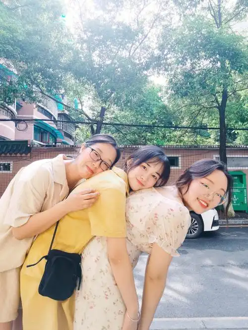 分享一波三人拍照姿势78