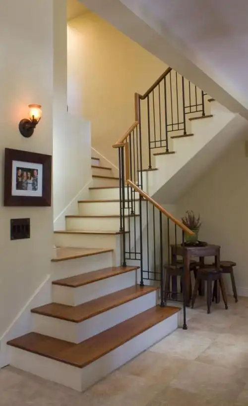 原木质简洁楼梯装修效果图