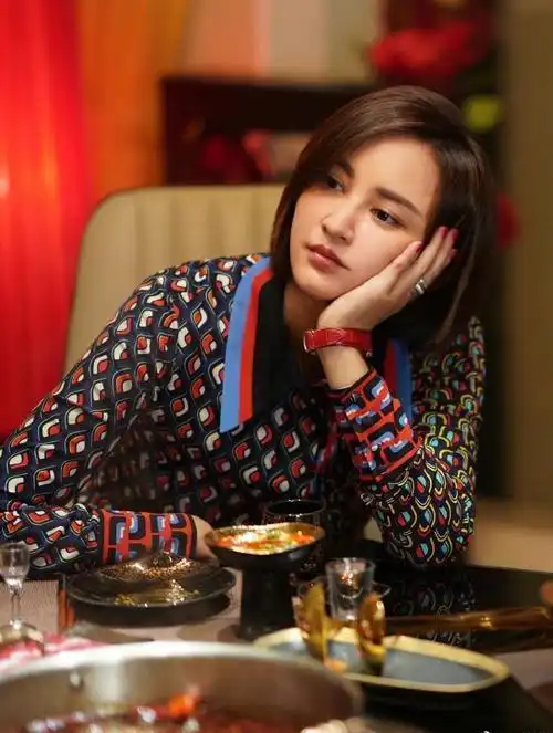 袁弘看张歆艺的电影回家看到老婆后求抱抱哭死宝宝了