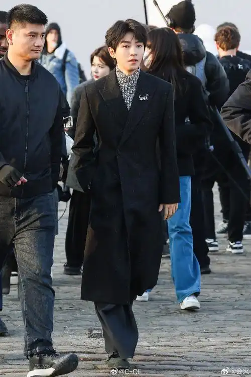 王俊凯被评为时装周最佳街拍造型