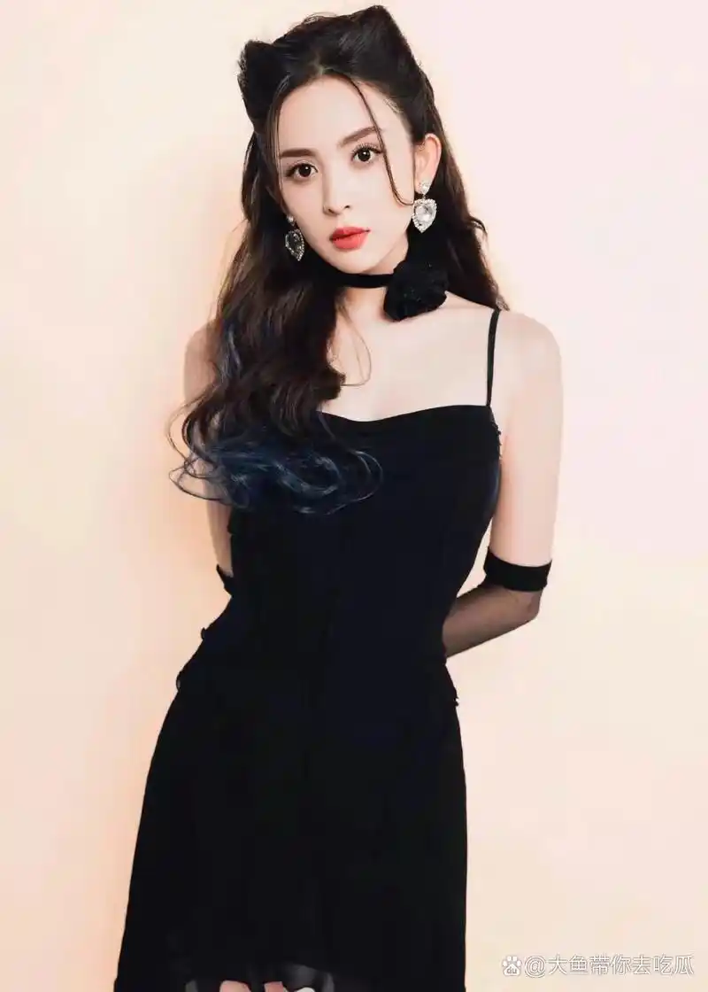 身穿黑色短裙的古力娜扎,黑丝手套 黑花脖颈链,一股风情气息,黑色的