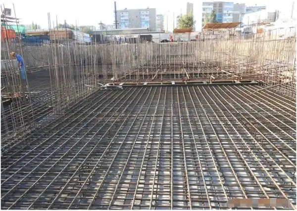 在筏板基础中钢筋马蹬有何规范要求