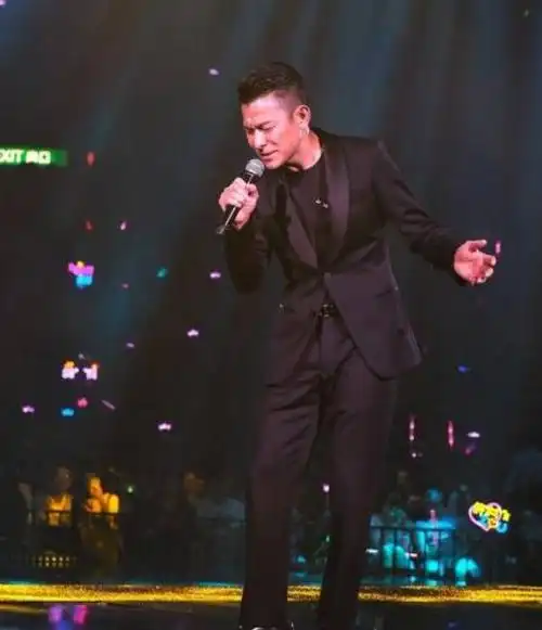 刘德华演唱会上的经典动作哪个最让你痴迷?网友:每个都很帅