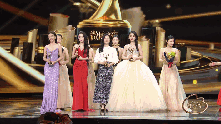 微博之夜女星生图:热巴杨紫惊艳,杨幂脸垮金晨干瘪,刘诗诗脸僵