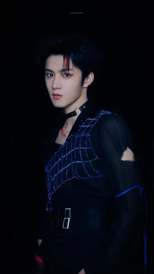 刘耀文锁骨战损妆