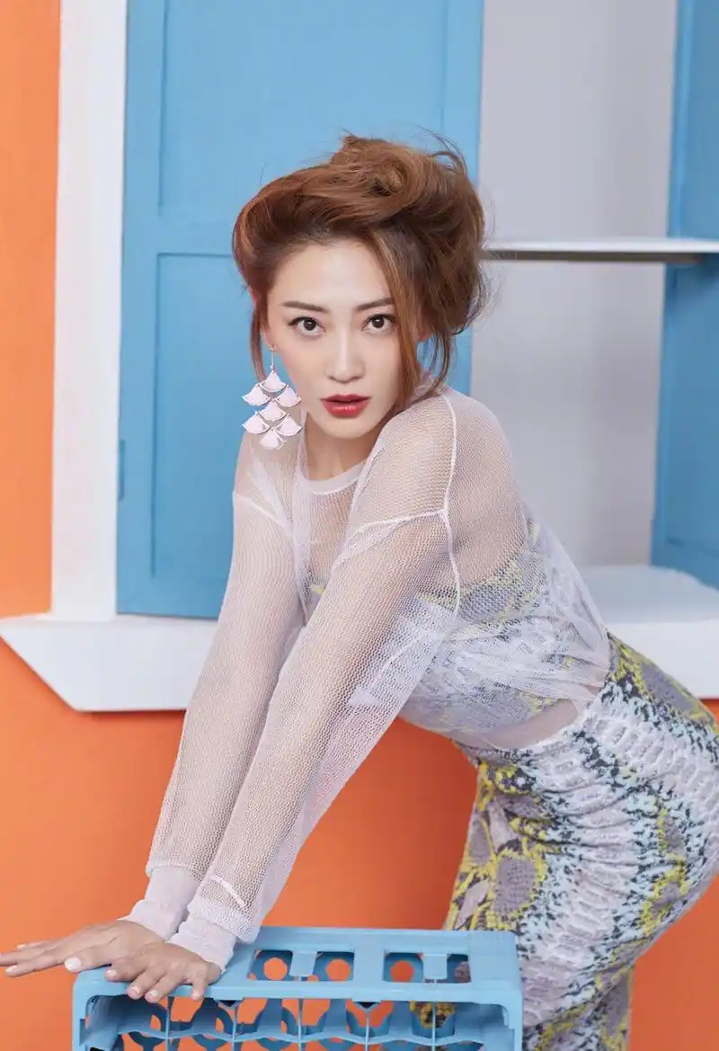 应采儿性感妩媚时尚写真图片