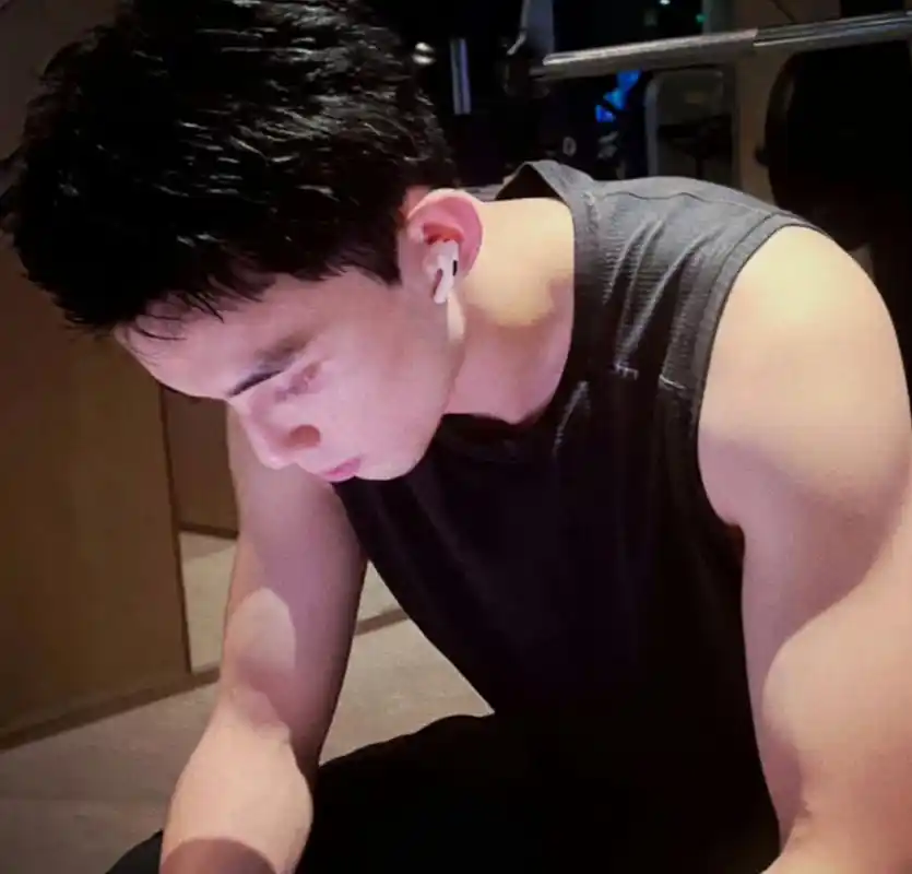 吴磊工作室分享健身日常,磊子的手臂肌肉越来越有型了,他现在的体态