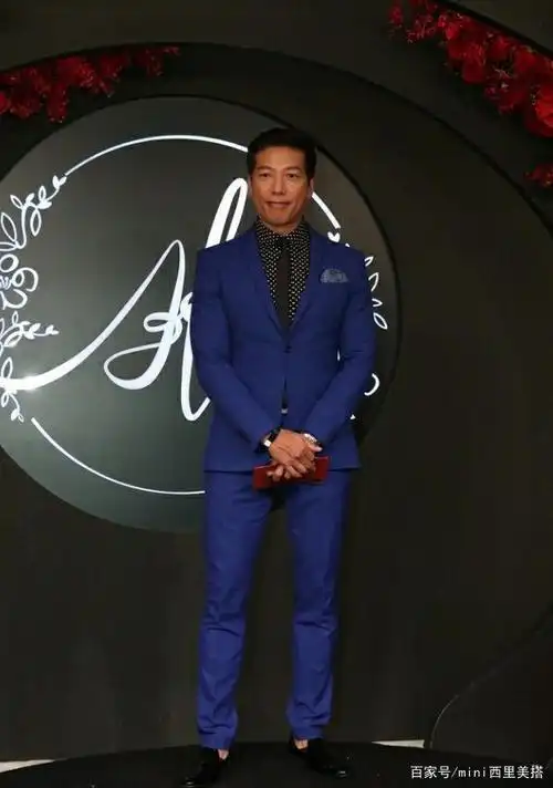 "乌鸦哥"张耀扬老了好面善,穿蓝色西装身材健硕,这才是型男范