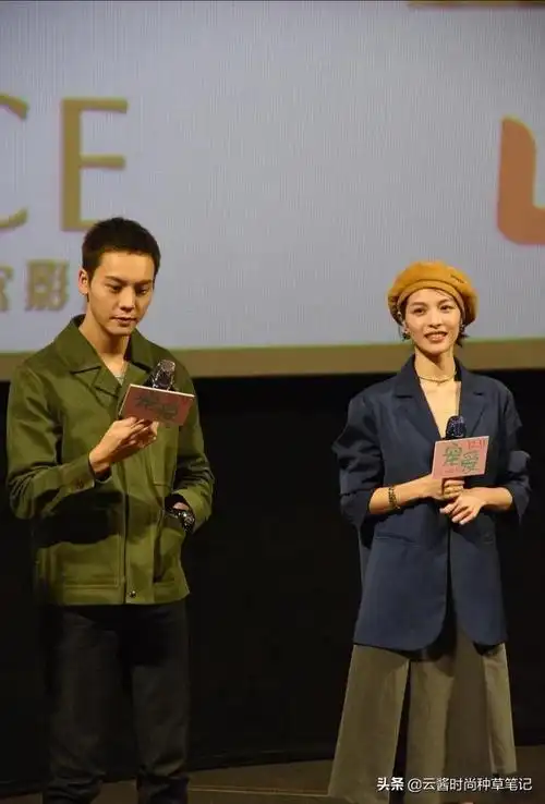 钟楚曦衣品真好,西装配裙子还戴贝雷帽跟陈伟霆站一起cp感十足