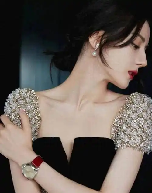 迪丽热巴31岁绝美写真曝光!完美身材令人嫉妒,网友:太火辣了!