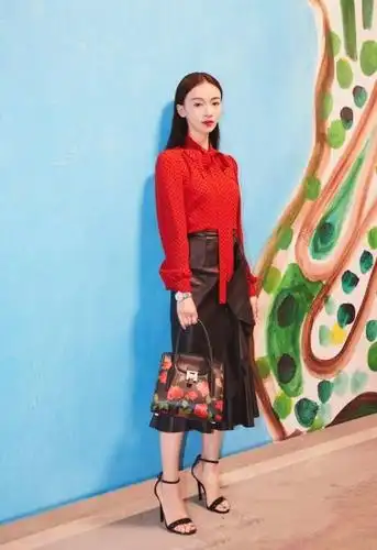 吴谨言是走草地来的么?脚后跟竟踩了一堆草?好想帮她拔掉!