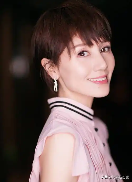 有厚薄变化的刘海使得整个发型更加灵动有型,刘海的厚薄变化为发型