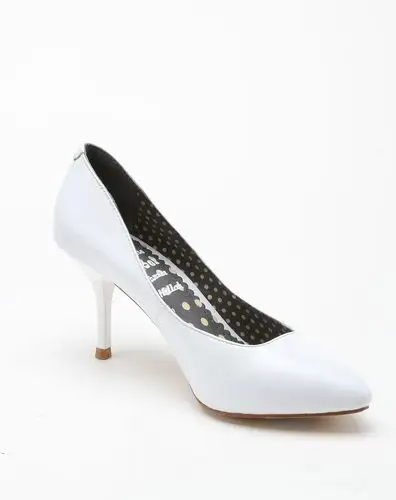 白色尖头高跟皮鞋