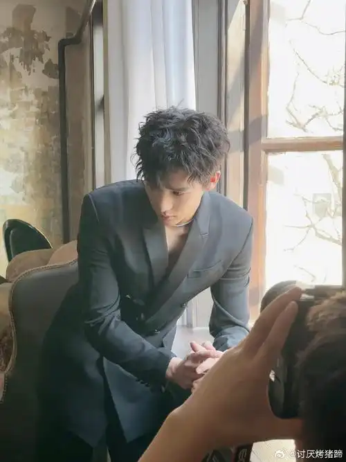 王安宇深v真空西装