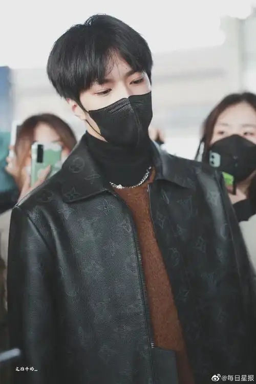 刘耀文黑皮衣机场照