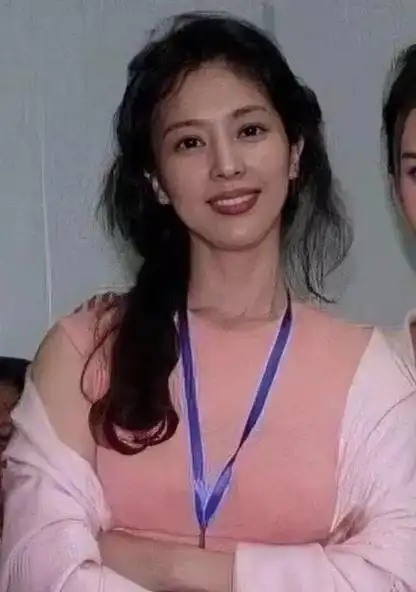 合照:她美的让人第一眼都看不到舒畅|刘亦菲|鲍莉|郭京飞_新浪新闻